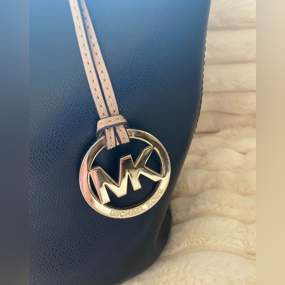 AUTHENTICATED! Michael Kors Medium Leather Tote (with top magnetic closure) - Picture 2 of 13